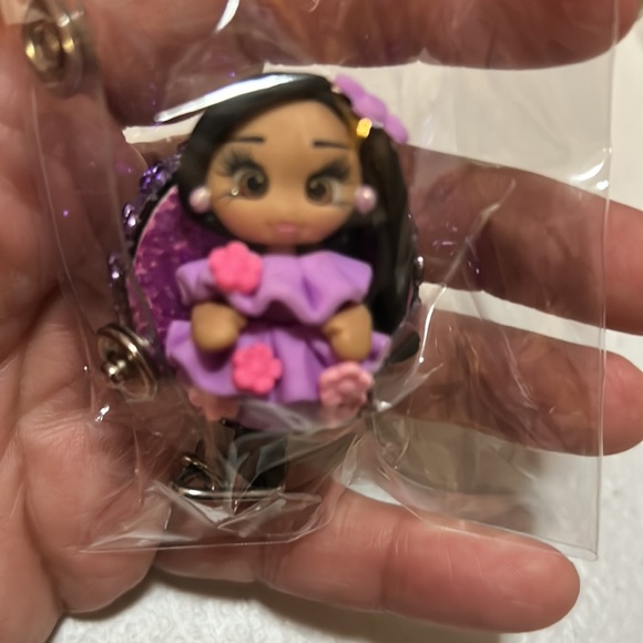 DISNEY - Encanto Isabella Badge Reel - Handmade - Picture 3 of 3